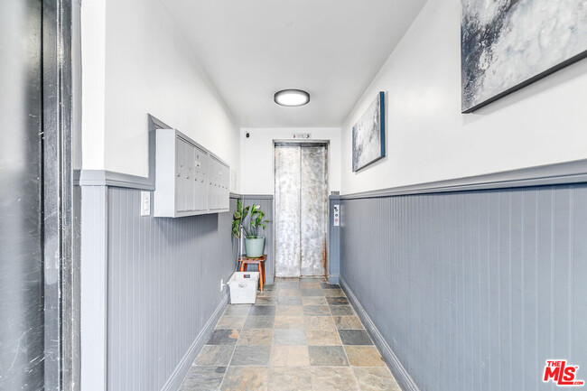 Building Photo - 815 N Las Palmas Ave