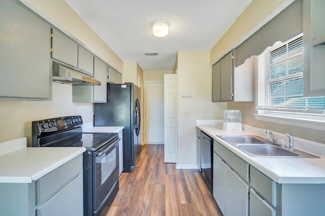 Building Photo - 1501 Woodcrest Cir