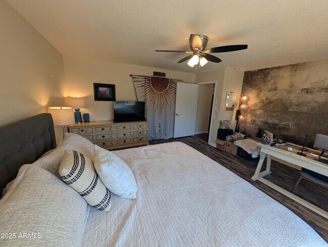 Building Photo - 4909 E Presidio Rd