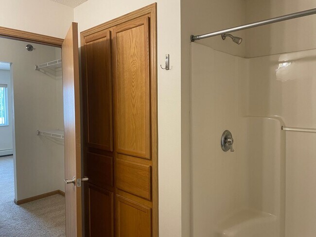 Building Photo - 2 Bedroom 2 Bath - South Fargo - July 1st