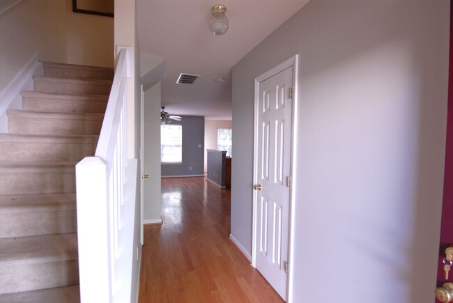 Building Photo - Maintenance free 2 bedroom suite townhouse...