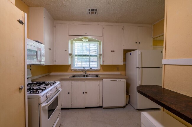 Building Photo - 2 Bed 1 Bath With Bonus Room in Tulsa