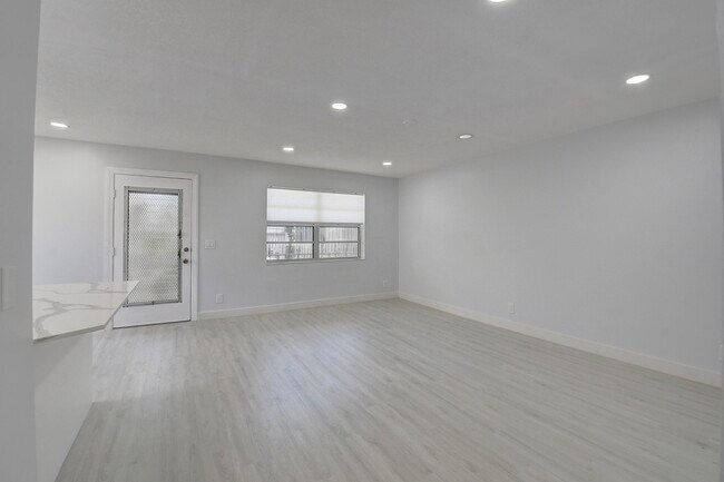 Building Photo - 318 Monaco Blvd
