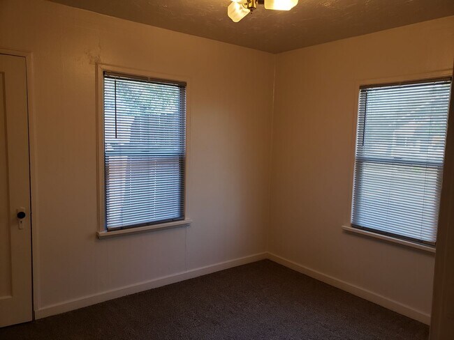 Building Photo - Central Sparks 2 Bedroom Home 