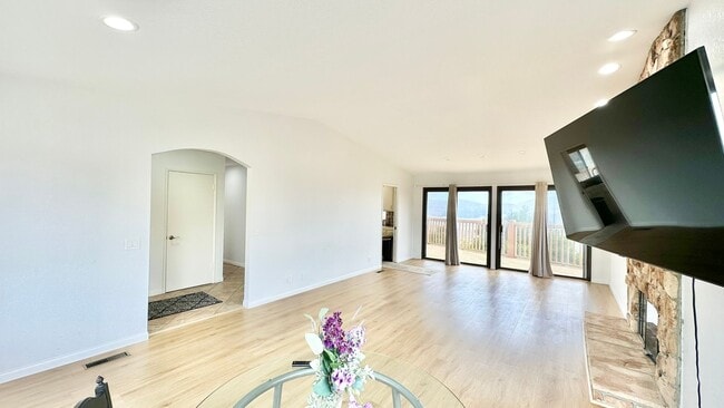 Building Photo - Beautiful Scenic Country Property with Vie...