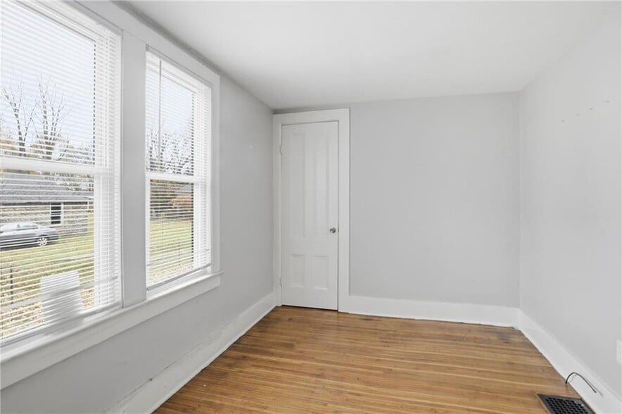 Lower bedroom - 4232 Lake Ave