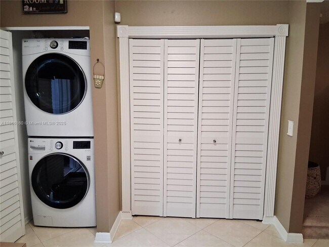 Building Photo - 7827 Sanibel Dr