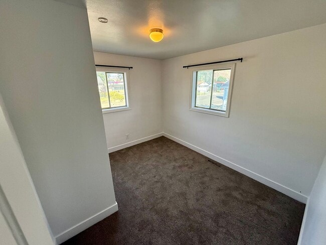 Building Photo - For Rent: 2 Bedroom, 1 Bathroom Home with ...