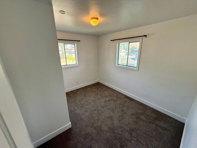 Building Photo - For Rent: 2 Bedroom, 1 Bathroom Home with Garage and Large Yard