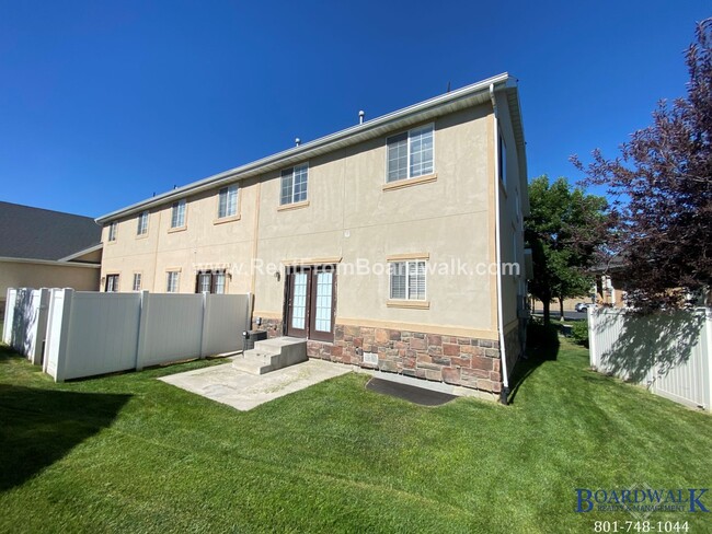 Building Photo - Beautiful 3 Bedroom Townhome End Unit in D...