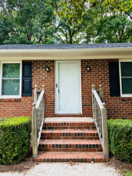 Building Photo - 712 Lancelot Dr