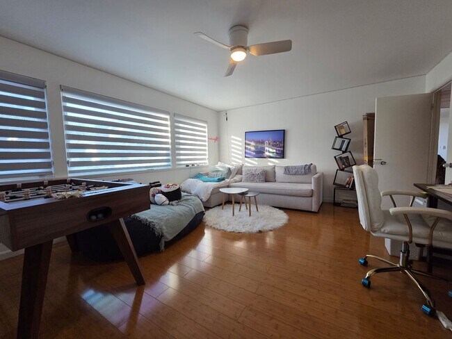 Building Photo - Wonderful Mid Century Home available for lease