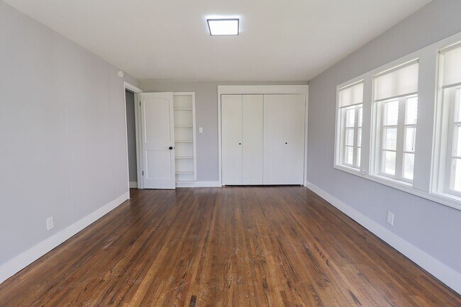 Building Photo - 3 Bed | 1 Bath | Mid Town | $1400