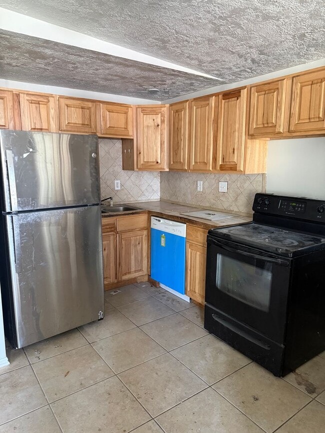 Building Photo - Beautifully remodeled home with 1 car garage and central air