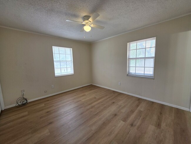 Building Photo - 5BR/2BA home with large family room