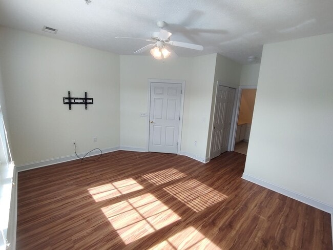 Building Photo - MOVE IN READY! 3rd Floor Condo with BEAUTIFUL Pond View! Central Location!