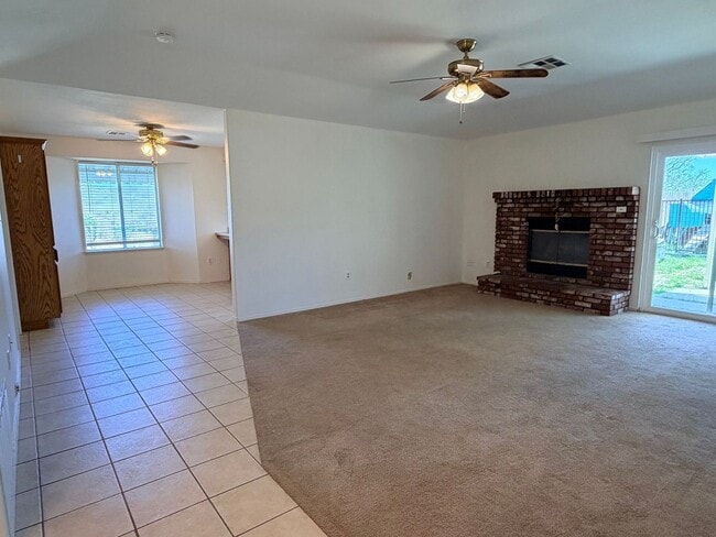 Building Photo - 3+2 w/garage and large fenced backyard