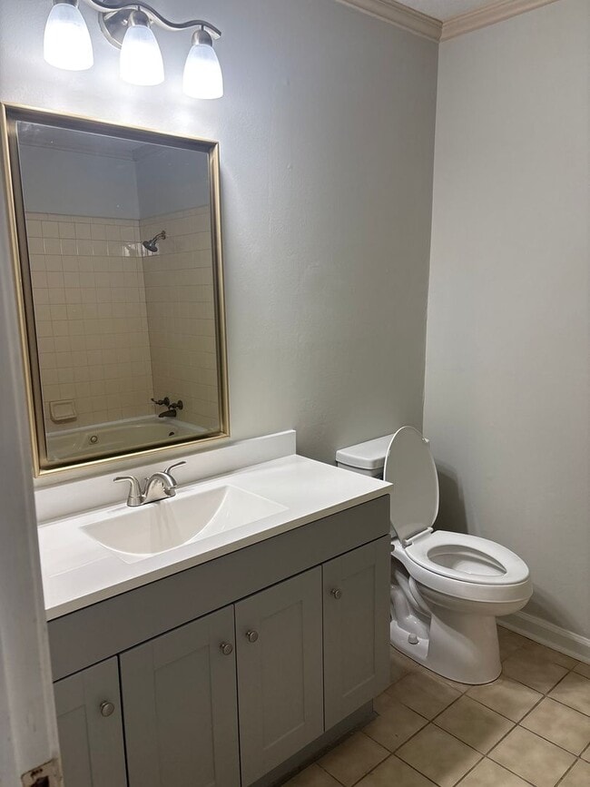 Building Photo - OCEAN SPRINGS - BEAUTIFUL HOME WITH POOL. AND SPACE FOR ENTERTAINING!