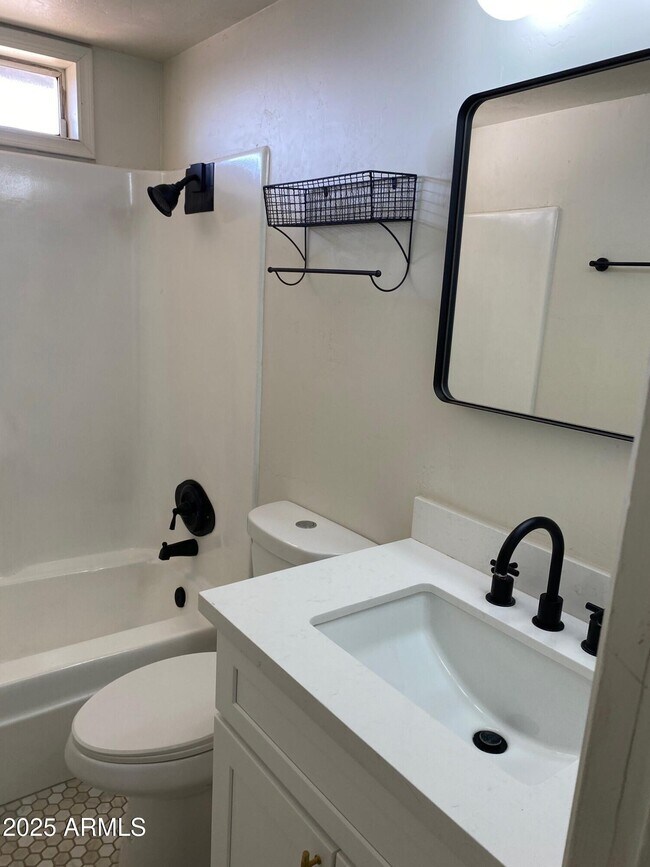 Building Photo - 1821 W Libby St