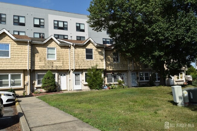 Building Photo - 172 Roosevelt Ave