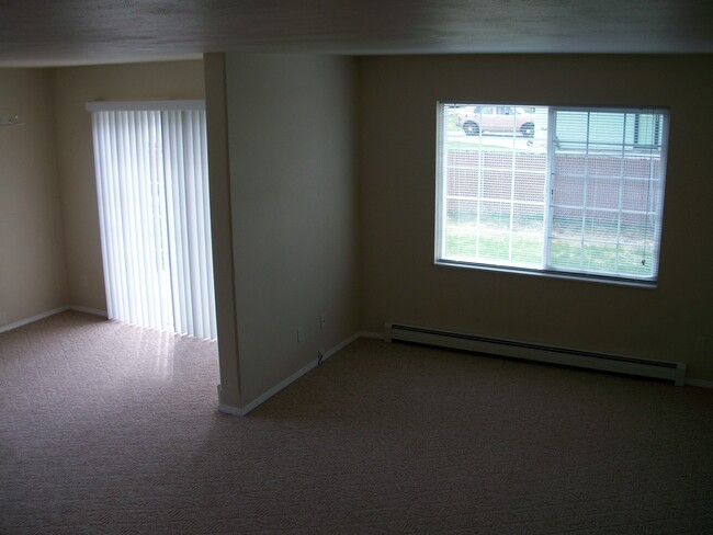 Building Photo - 2 Bedroom, 1 1/2 Bathroom Townhouse-Walkin...