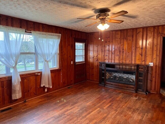 Building Photo - Cute 2 bed/ 1 Bath! Available now!