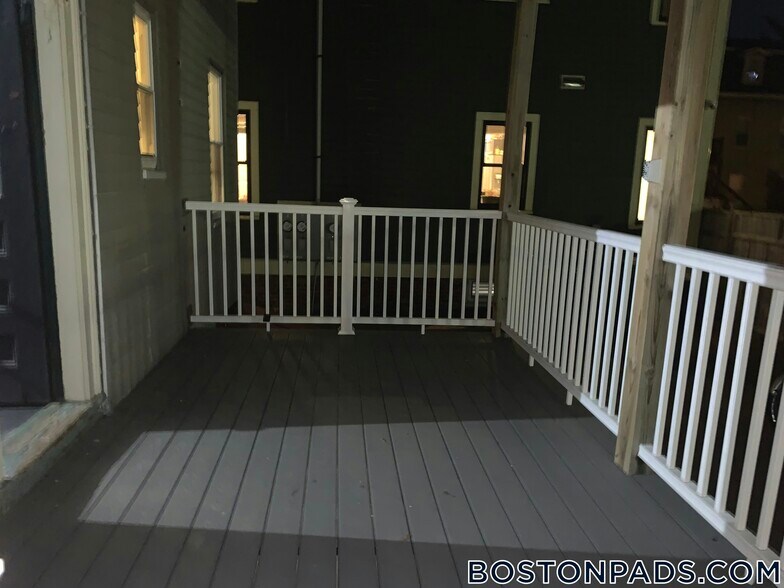 Building Photo - 122 Columbia St