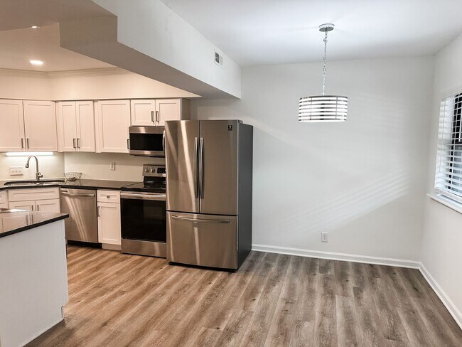Building Photo - Spacious Renovated 3-Bedroom Condo Near UT...