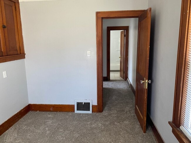 Building Photo - 2 bed 1 bath house $995
