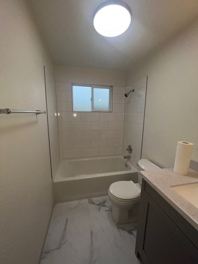 Building Photo - 2 Bed 1 Bath in Boise!