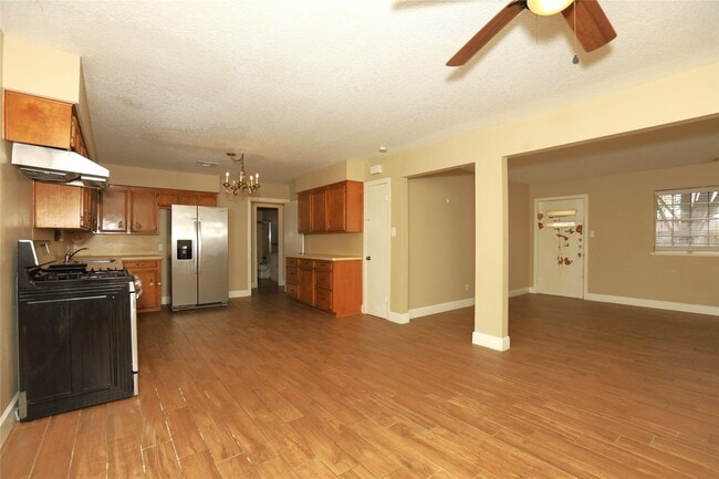 Building Photo - 103 E Meadow Ln