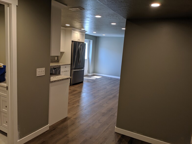 Building Photo - 805 W 750 S