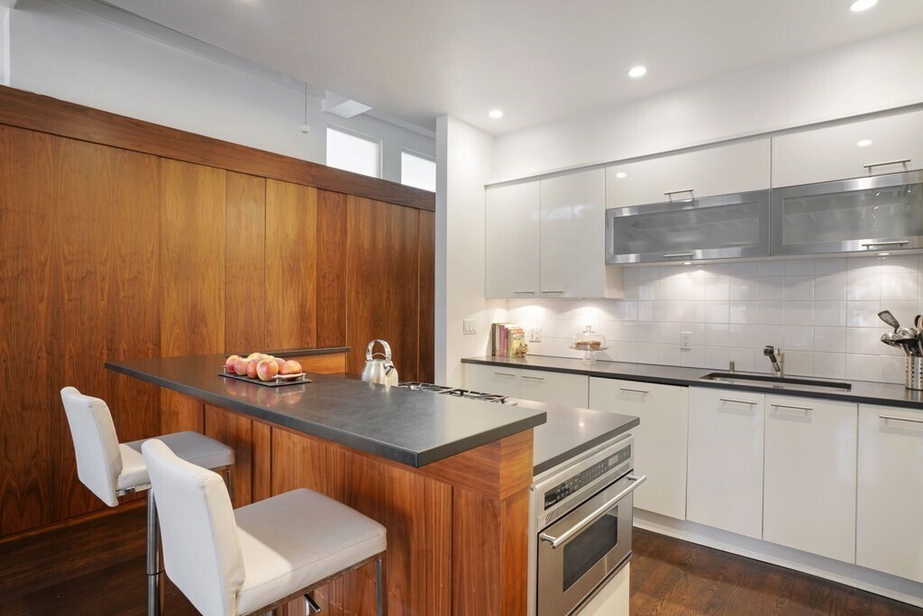 Building Photo - 132 Commonwealth Ave