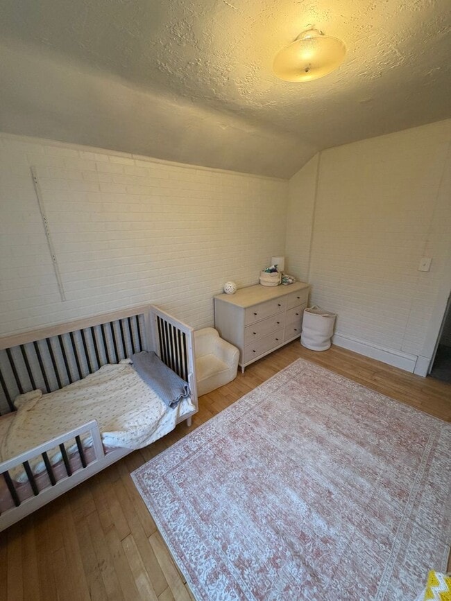 Building Photo - AVAILABLE December! - 3 Bed 1 Bath Home!