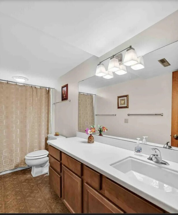 Lower Lever Bath - 19 Sugar Maple Trl