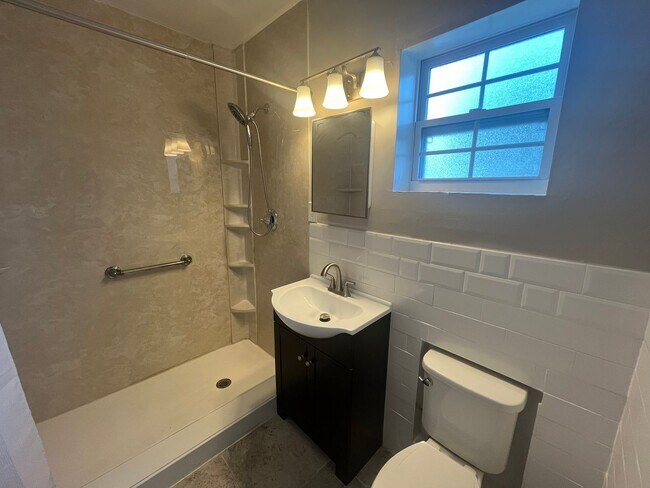 Building Photo - 3 Bed, 2 Bath DeBary Home with Modern Upda...