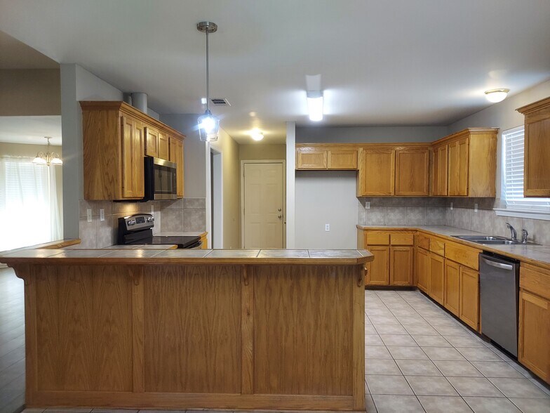 Building Photo - 36044 Raleigh Dr