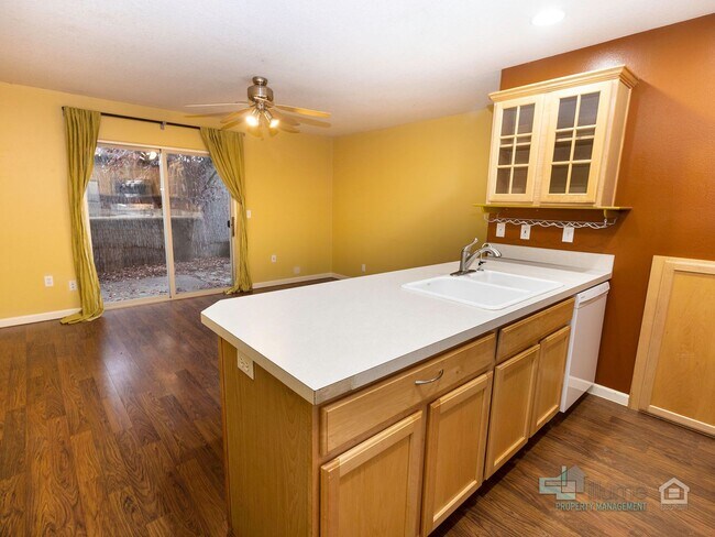 Building Photo - 5215 SE Pardee St
