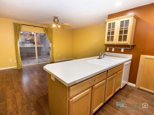 Building Photo - Bright & Spacious 2-Bedroom End Unit Townhome in Desirable Woodstock Neighborhood!