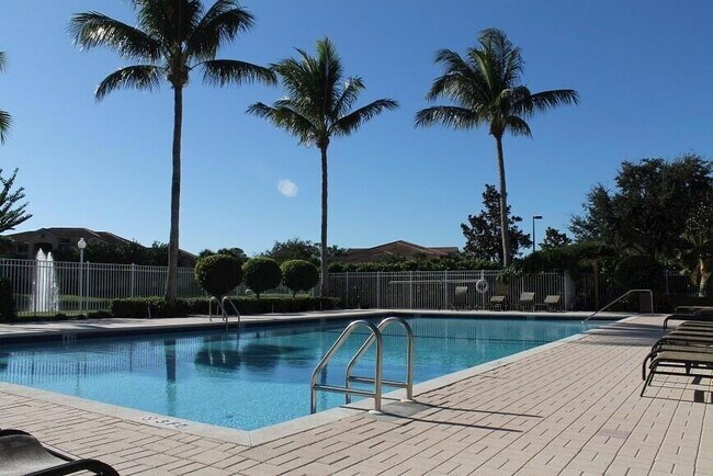 Building Photo - 131 SW Palm Dr