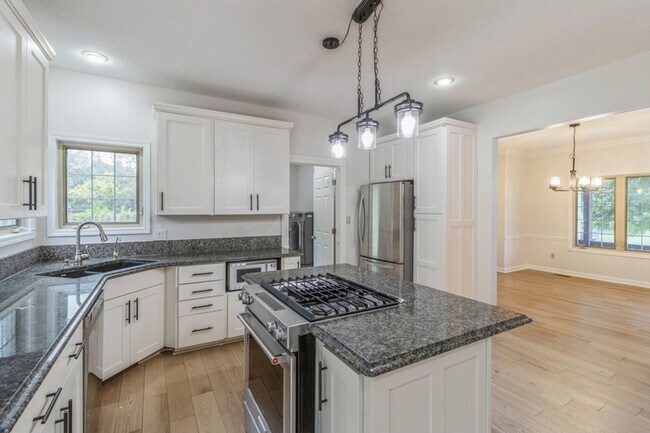 Building Photo - GREAT LOCATION IN COUNTRY CLUB!! 4 Bedroom, 3.5 Bathroom Home in Clive