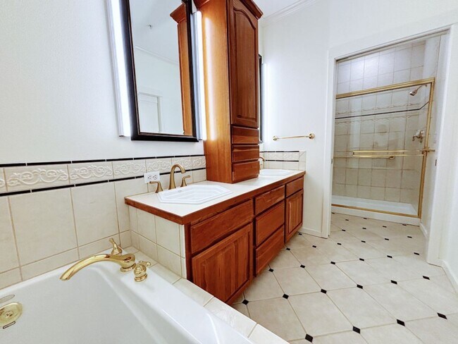 Building Photo - 2Bd/1.75Ba Kirkland Condo