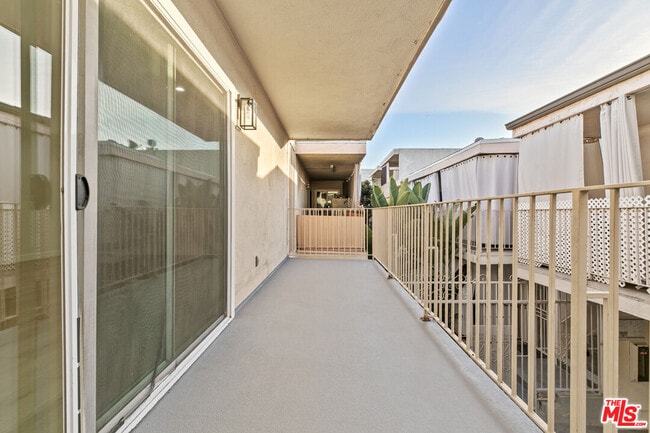 Building Photo - 330 E Dryden St