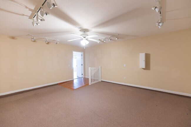 Building Photo - 111 Goldfinch Ave