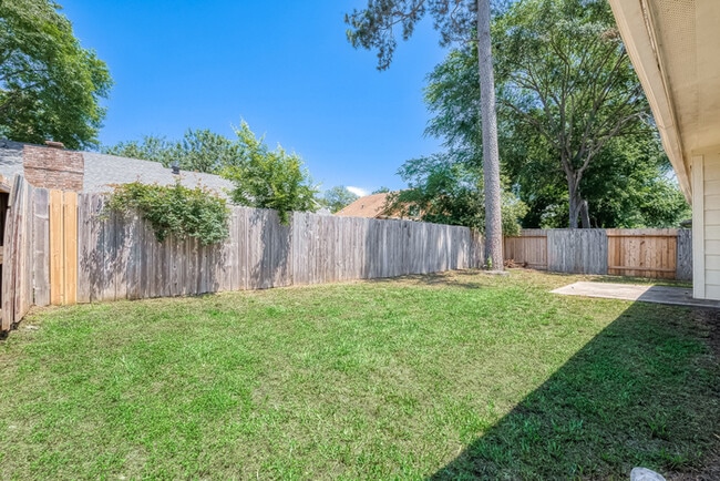 Building Photo - Spacious 3-Bedroom, 2-Bathroom Home with F...