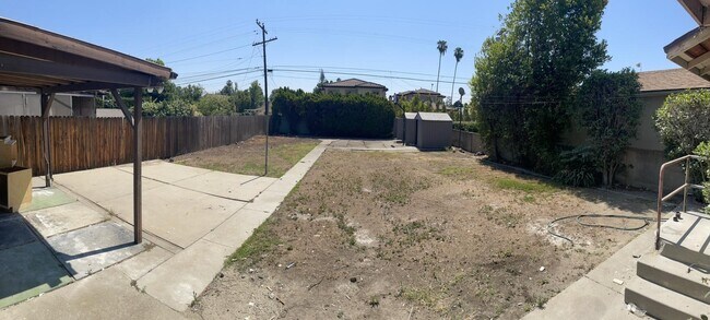 Building Photo - 5928 N Muscatel Ave