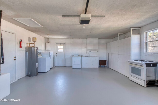 Building Photo - 3041 N Oleander Ave