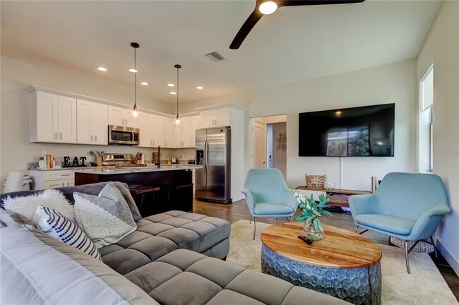 Building Photo - 204 N Manhattan Ave