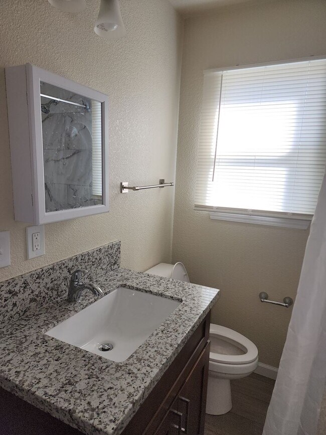 Building Photo - 2 Bedroom 1 Bath with Washer and Dryer Hook-ups