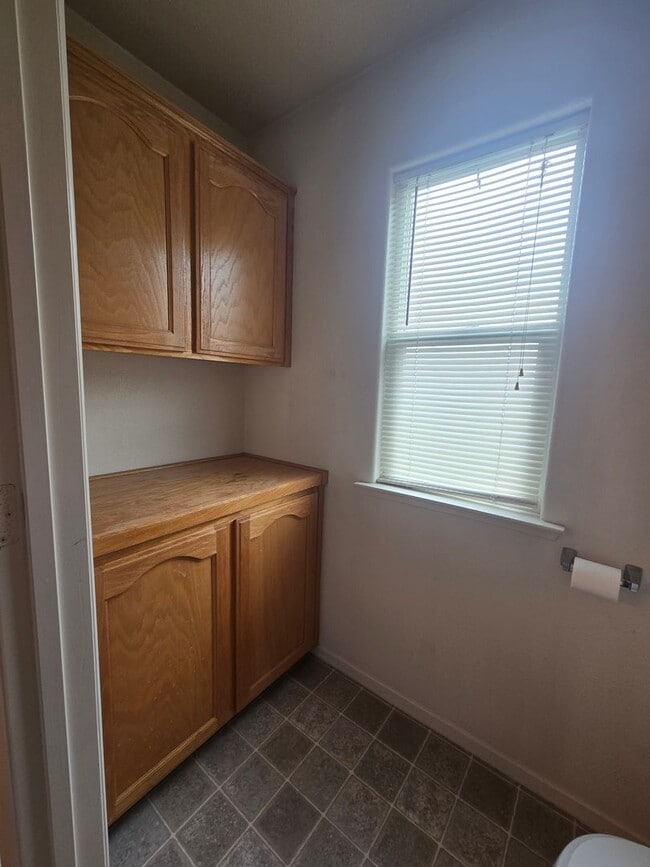 Building Photo - Spacious 2 Story 4 BR 2.5 BA Available Now